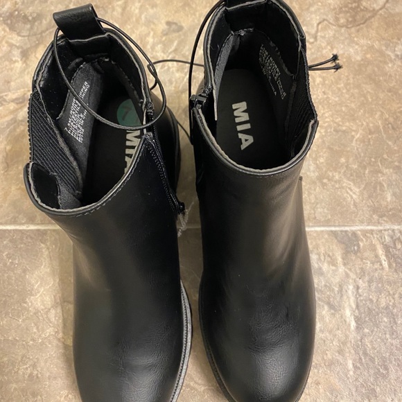 NWOB MIA Rorry chunky heel ankle boots. - Picture 3 of 10